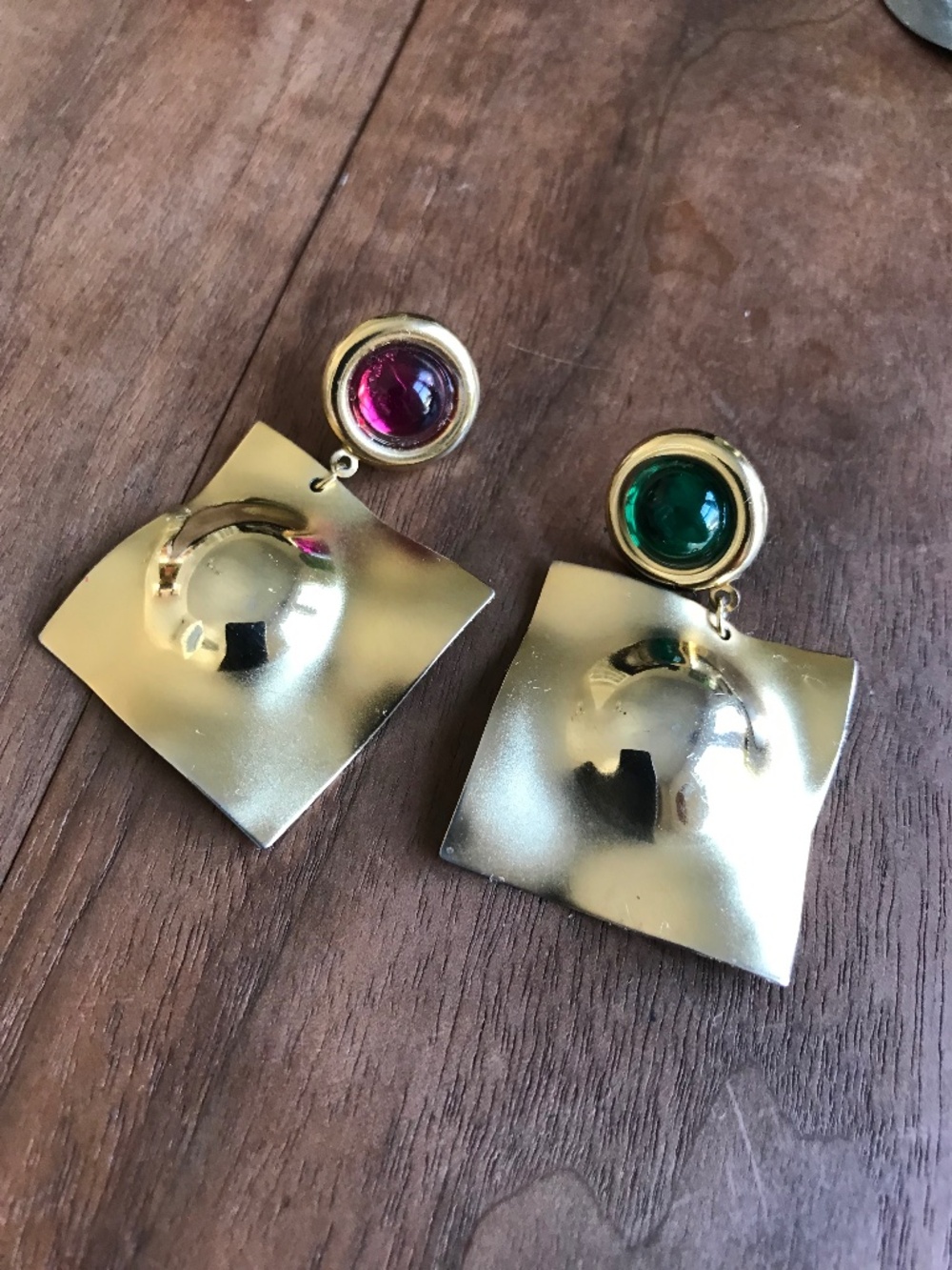 Vintage Gold-Tone Wavy Square Dangle Red/Green Earrings Pierced 80s Statement